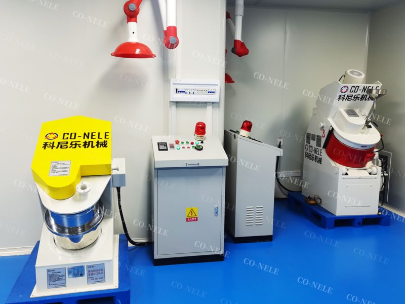 科尼樂實(shí)驗(yàn)室混合造粒設(shè)備工作場景